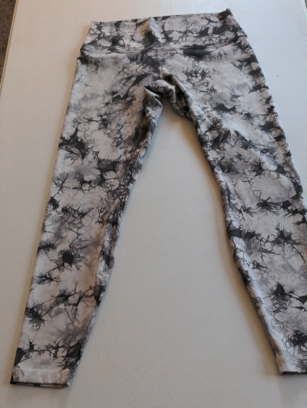 Lululemon Wunder Under Crop Leggings Size 10 Black White Marble Tie Dye Yoga Pan